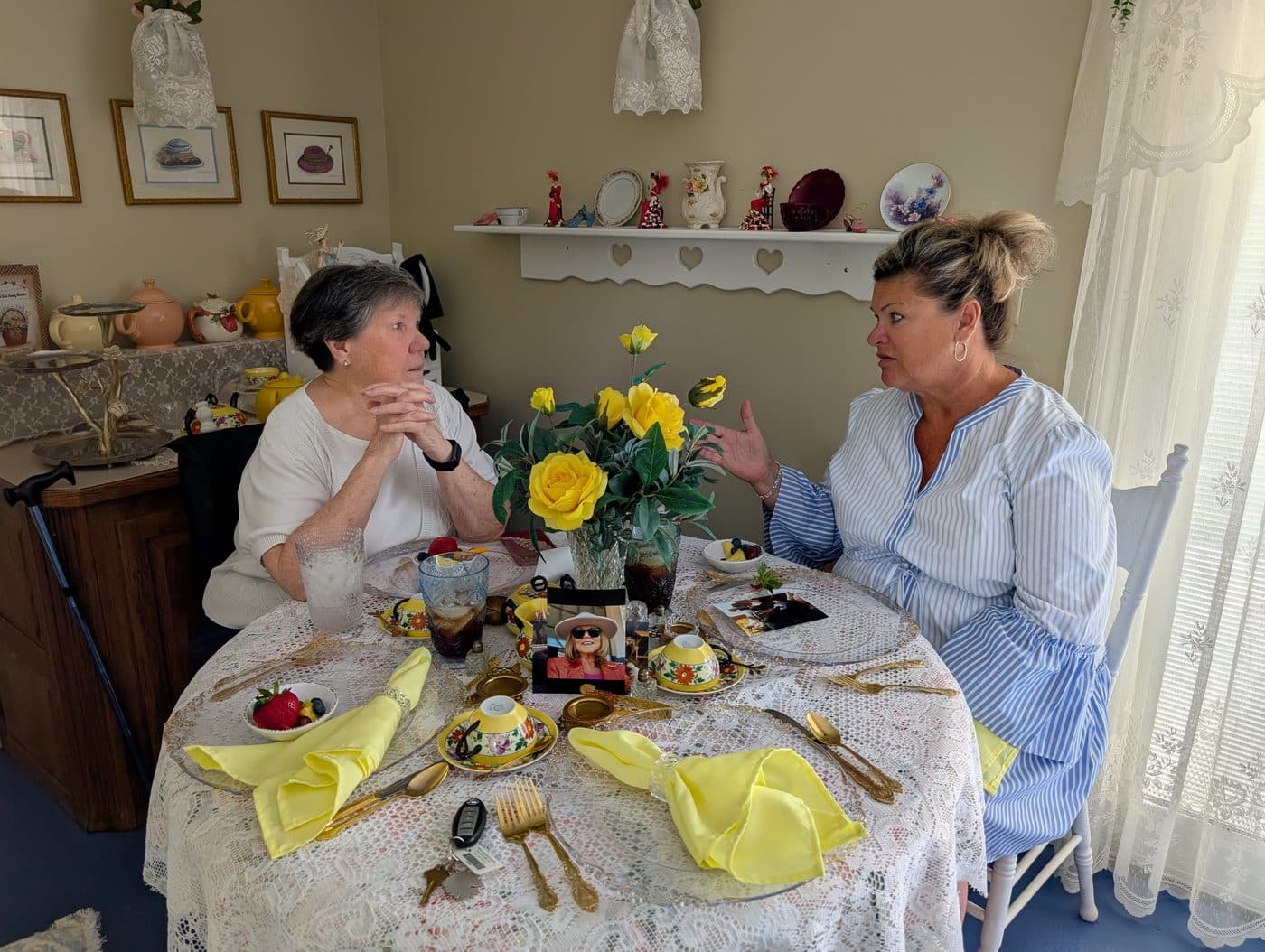 Two guests in conversation over tea at the round table
